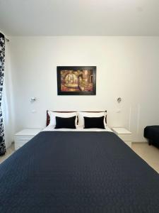 Lora's House 5Terre في لا سبيتسيا: غرفة نوم مع سرير أسود كبير في غرفة