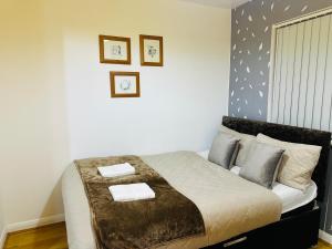 Ένα ή περισσότερα κρεβάτια σε δωμάτιο στο Landvue Stays Modern 2 Bed 2 Bath Apartment with free parking!