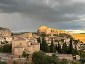 Apartamentos Residencial Fornocal في ألكيزار: مدينة بها قلعة على قمة تلة