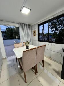 パリョサにあるMoradas do Embaúの白いテーブルと椅子のあるダイニングルーム