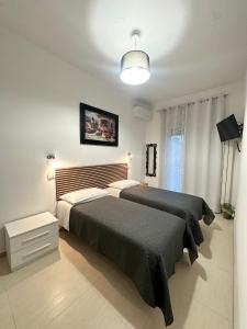 Lora's House 5Terre في لا سبيتسيا: غرفة نوم بسريرين واضاءة +23 صورة