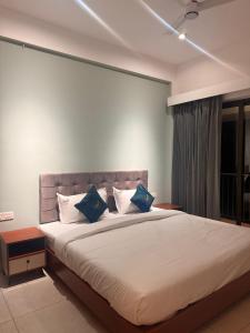 WayanadIdam home stay的卧室里有一张大床，配有蓝色枕头 更多9张照片