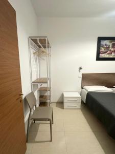 Lora's House 5Terre في لا سبيتسيا: غرفة نوم بسرير وكرسي وسلم