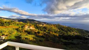 uma vista para uma colina com casas e árvores em Banda Além Apartment by Mth em Tábua