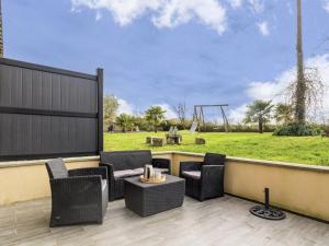 BouvronCharmante maison au calme avec jardin et Wi-Fi - FR-1-306-1320的一个带椅子的庭院和一个位于后面的游乐场