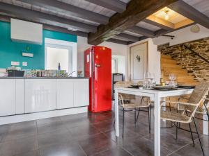 BouvronCharmante maison au calme avec jardin et Wi-Fi - FR-1-306-1320的厨房配有红色冰箱和桌子 更多5张照片