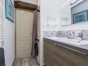 BouvronCharmante maison au calme avec jardin et Wi-Fi - FR-1-306-1320的带水槽和洗衣机的浴室