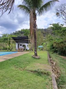 Zahrada ubytování Trailer em Caconde - Glamping, Piscina e Natureza