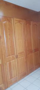 LaborcillasArboledas的厨房里一排木橱柜