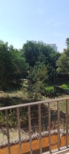 LaborcillasArboledas的享有树木公园和围栏的景色