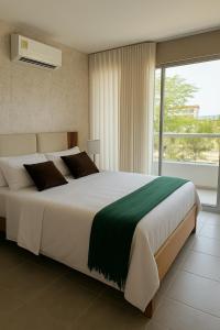 Un pat sau paturi într-o cameră la Living Sunset by Santa Marina