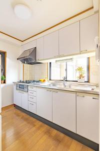 Η κουζίνα ή μικρή κουζίνα στο Kichi01 大人も子供もゆっくりとできるお部屋