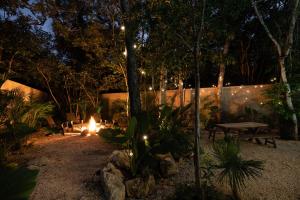 En have udenfor Casa Náay Tulum - Jungle Luxury Villa Heated Pool & Firepit