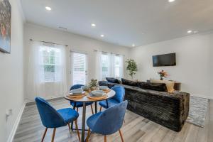 Un televizor și/sau centru de divertisment la Private Patio! Sleek and Stylish Smithfield Townhome