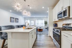 O bucătărie sau chicinetă la Private Patio! Sleek and Stylish Smithfield Townhome