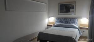 Una cama o camas en una habitación de Ezeiza 3 departamento privado a 15 minutos del aeropuerto hasta 7 personas OPCIONAL TRANFER DESDE Y HACIA EL AEROPUERTO DE EZEIZA LAS 24 HORAS pet friendly conexion con Aeroparque