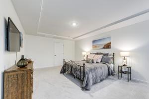 Un pat sau paturi într-o cameră la Private Patio! Sleek and Stylish Smithfield Townhome