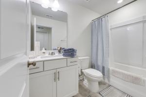 O baie la Private Patio! Sleek and Stylish Smithfield Townhome +23 fotografii