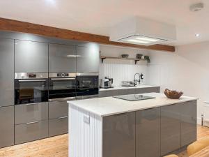 Køkken eller tekøkken på Golden Goose Cottage - Ukc7087