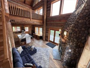 Posezení v ubytování Mosier Cabin Hot Tub Mt Adams View