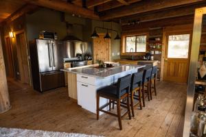 Kuchyň nebo kuchyňský kout v ubytování Mosier Cabin Hot Tub Mt Adams View + 29 fotografií