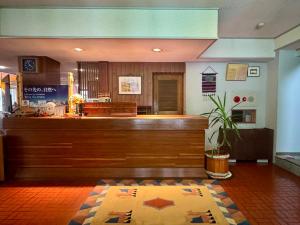 um bar em um restaurante com balcão em 志賀 石の湯ホテル em Yamanouchi