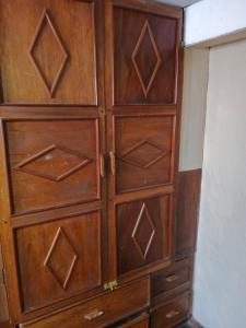 un mobiletto in legno con quattro cassetti di Departamento en la cuida de cuenca todo amoblado capacidad 10 personas a Cuenca