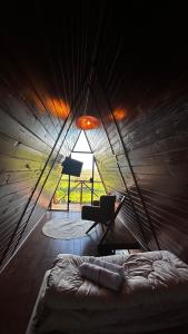 una stanza con un letto, una sedia e una finestra di Cabanas Farol a Pântano Grande Altre 24 foto