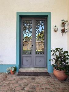 una porta blu con un cancello di metallo su un edificio di Casona alegre con pileta y patio a San Pedro