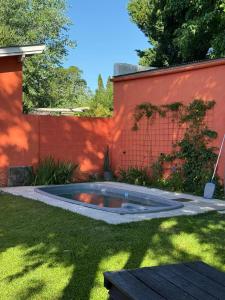 un piccolo stagno nel mezzo di un cortile di Casona alegre con pileta y patio a San Pedro Altre 2 foto