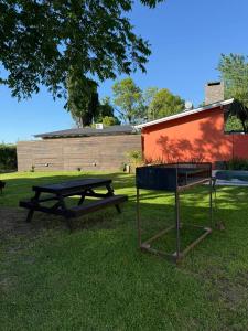 un tavolo da picnic e un grill in erba di Casona alegre con pileta y patio a San Pedro