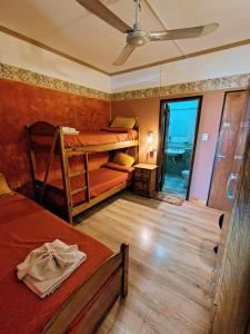 een slaapkamer met 2 stapelbedden en een balkon bij Hotel Ritz in Villa Carlos Paz