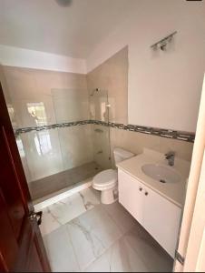 ein Badezimmer mit Toilette, Dusche und Waschbecken in der Unterkunft G&M Hill view Horizon in Kingston