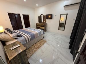 ein Schlafzimmer mit einem Bett und einem Spiegel in der Unterkunft G&M Hill view Horizon in Kingston + 14 Fotos