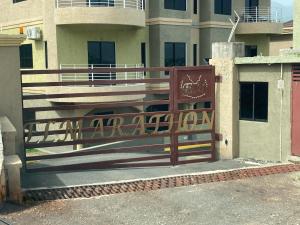 ein Tor mit einem Schild darauf vor einem Gebäude in der Unterkunft G&M Hill view Horizon in Kingston