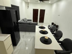 ein Wohnzimmer mit einem Tisch und einem Sofa in der Unterkunft G&M Hill view Horizon in Kingston