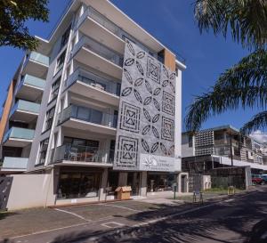 Tehautahi Cozy Lodge 3 في بابيت: مبنى عليه لوحة جدارية