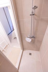 Tehautahi Cozy Lodge 3 في بابيت: حمام مع دش مع مرحاض +23 صورة