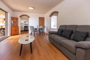 Χώρος καθιστικού στο Anchorage 33