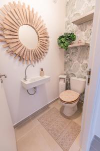 Tehautahi Cozy Lodge 3 في بابيت: حمام مع مرحاض ومرآة