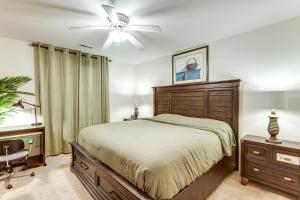 Ένα ή περισσότερα κρεβάτια σε δωμάτιο στο Elevator In-Unit 3-Story Condo Only 14 Mi to DC!