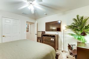 Η κουζίνα ή μικρή κουζίνα στο Elevator In-Unit 3-Story Condo Only 14 Mi to DC!