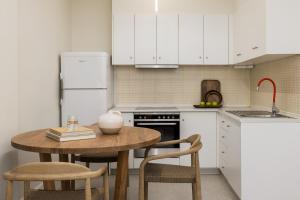 Η κουζίνα ή μικρή κουζίνα στο Downtown Deluxe Apartment on Tsimiski - By Nuvia Domus