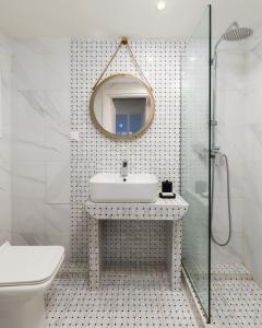 Ένα μπάνιο στο Downtown Deluxe Apartment on Tsimiski - By Nuvia Domus