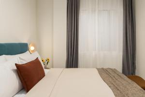 Ένα ή περισσότερα κρεβάτια σε δωμάτιο στο Downtown Deluxe Apartment on Tsimiski - By Nuvia Domus +2 φωτογραφίες