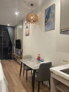 a dining room with a table and chairs in a room at HomeStay ICON40 HẠLONG in Ha Long