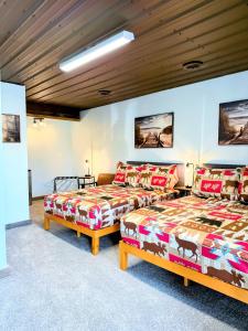 Giường trong phòng chung tại Peninsula Point Lodge