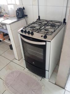 a stove top oven sitting in a kitchen at KITNET - Completa e Individual - Pousada Itapetininga in Itapetininga