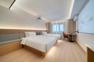 En eller flere senge i et værelse på The Screen Hotel Hangzhou East St ation-Zhanongkou Metro
