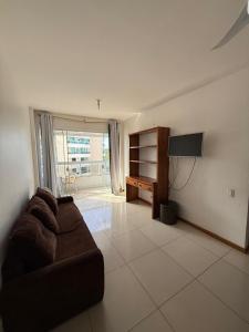 Μια τηλεόραση ή/και κέντρο ψυχαγωγίας στο Apartamento com vista da Baía do Pontal